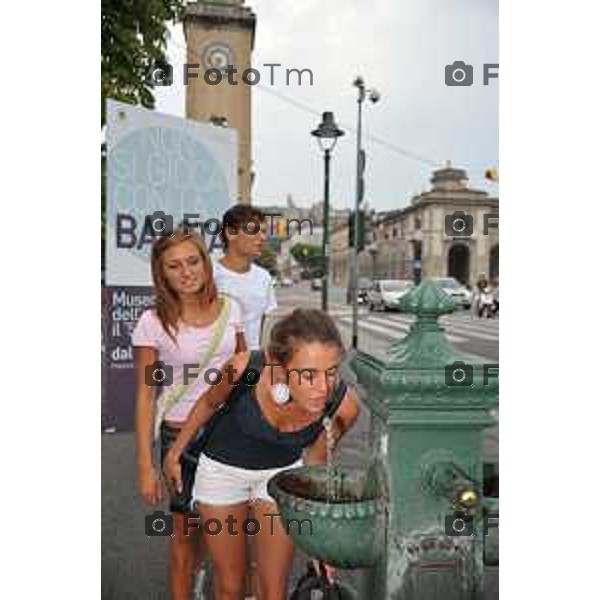 Bergamo Fontana sul sentierone gente beve per il gran caldo foto Tiziano Manzoni Fotogramma