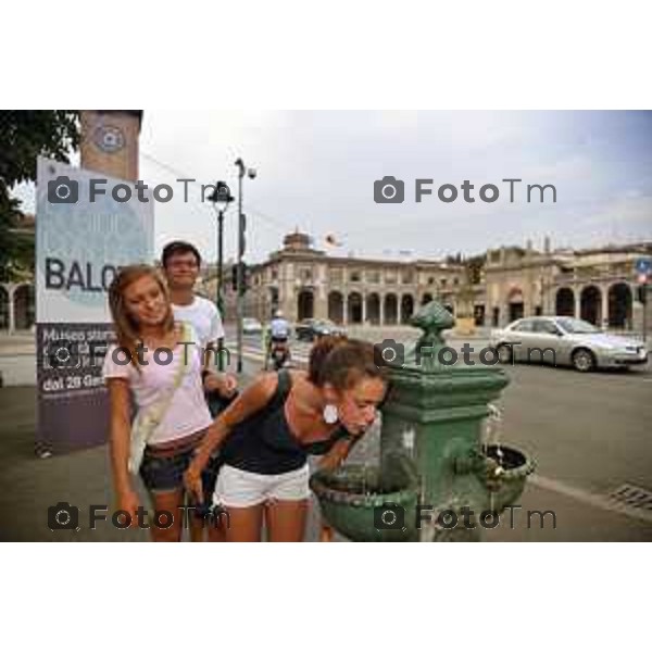 Bergamo Fontana sul sentierone gente beve per il gran caldo foto Tiziano Manzoni Fotogramma