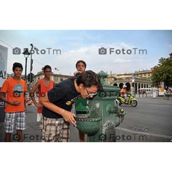 Bergamo Fontana sul sentierone gente beve per il gran caldo foto Tiziano Manzoni Fotogramma