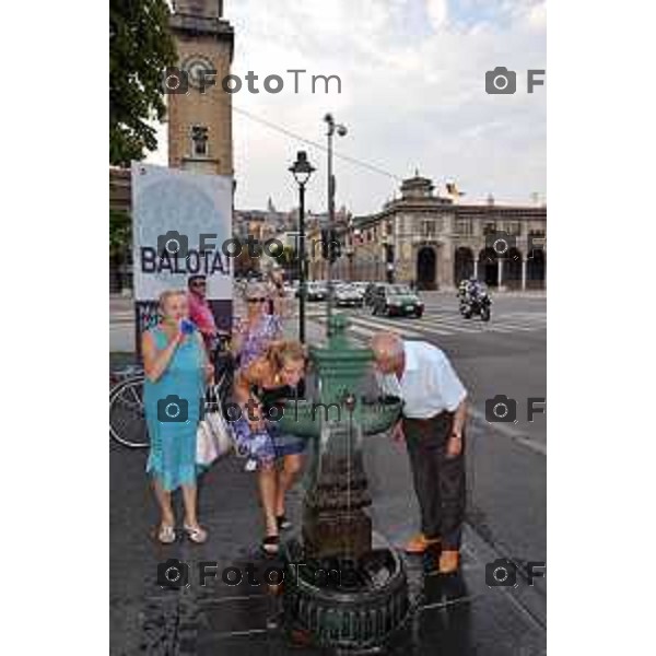 Bergamo Fontana sul sentierone gente beve per il gran caldo foto Tiziano Manzoni Fotogramma