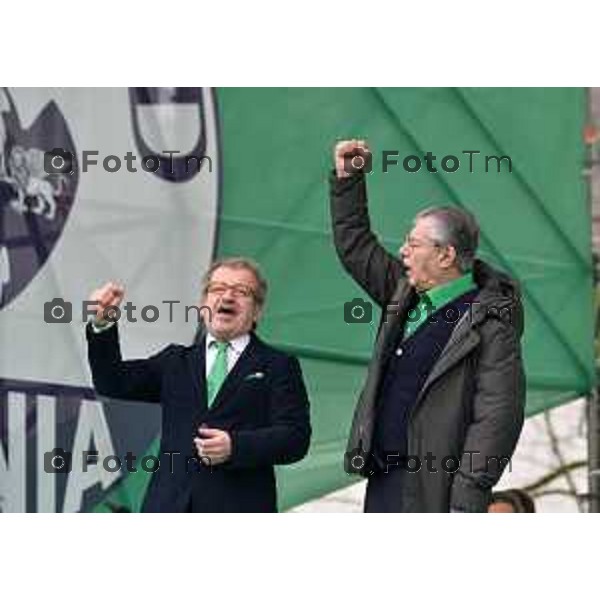 PONTIDA raduno leghista nei prati di Pontida nella foto: MARONI E BOSSI SUL PALCO Fotogramma Bergamo-Tiziano Manzoni