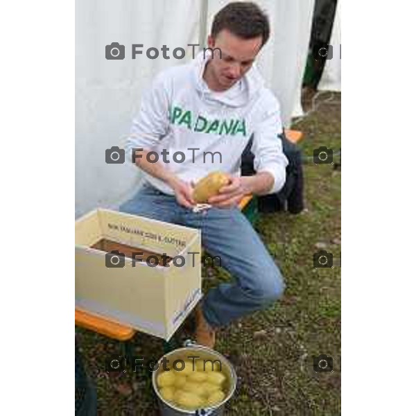 PONTIDA preparativi per il raduno leghista nel prato di Pontida nella foto: GIOVANI PADANI A PELARE PATATE!!! Fotogramma Bergamo-Tiziano Manzoni