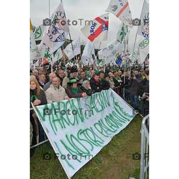 PONTIDA raduno leghista nei prati di Pontida nella foto:slogan al raduno leghista 2013 Fotogramma Bergamo-Tiziano Manzoni