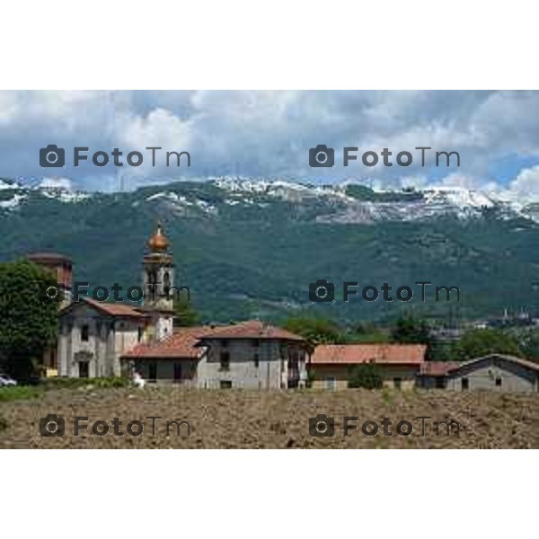 PONTIDA (ODIAGO ) VISTA DEL ANTICO COMPLESSO DI ODIAGO CON ALLE SPALLE TORRE DE BUSI VALCAVA INNEVATA A MAGGIO Fotogramma Bergamo-Tiziano Manzoni