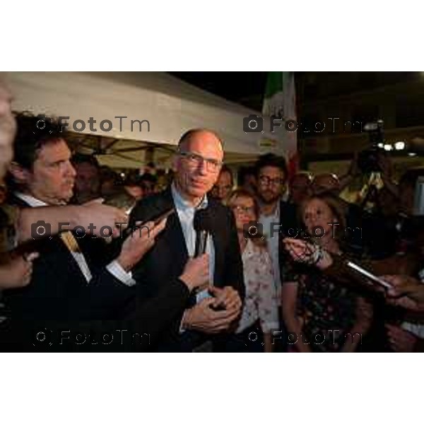 Bergamo Tiziano Manzoni/LaPresse 9- 9 -2022 Italia Cronaca Bergamo l\'ecotour di Enrico Letta, segretario nazionale del Partito Democratico Enrico Letta arriva a Bergamo