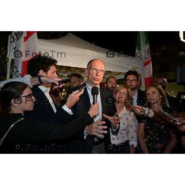 Bergamo Tiziano Manzoni/LaPresse 9- 9 -2022 Italia Cronaca Bergamo l\'ecotour di Enrico Letta, segretario nazionale del Partito Democratico Enrico Letta arriva a Bergamo