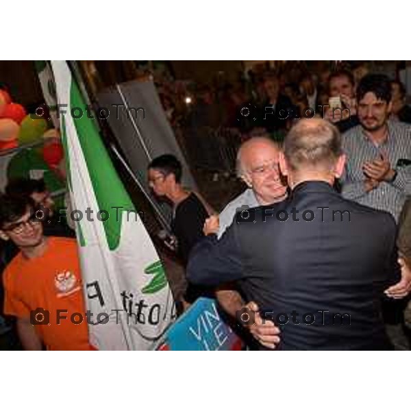 Bergamo Tiziano Manzoni/LaPresse 9- 9 -2022 Italia Cronaca Bergamo l\'ecotour di Enrico Letta, segretario nazionale del Partito Democratico Enrico Letta saluta Pezzotta