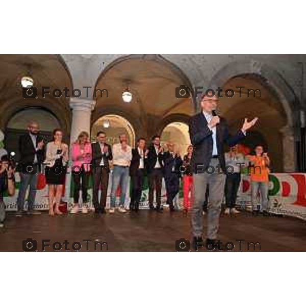 Bergamo Tiziano Manzoni/LaPresse 9- 9 -2022 Italia Cronaca Bergamo l\'ecotour di Enrico Letta, segretario nazionale del Partito Democratico Letta con il gruppo dei candidati Bergamaschi