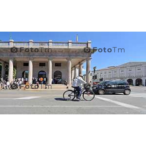 Foto Manzoni Tiziano/LaPresse 3-09-2022 Bergamo Italia - Cronaca - Bergamo Case abitazioni centro e periferia porta nuova straniero piumino estate