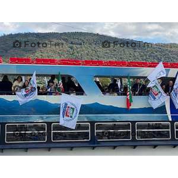 Foto Manzoni Tiziano/LaPresse 17-09-2022 Bergamo Italia - Cronaca -Sarnico Bg, il traghetto con gli esponenti di Forza italia