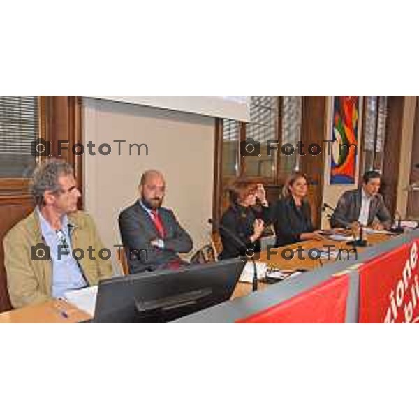 Foto Manzoni Tiziano/LaPresse 21-09-2022 Bergamo Italia - Cronaca - Dibattito FP-CGIL Smart working Pubblica Amministrazione da sx Marco Sironi Giacomo Angeloni, Daisy Pirovano Alessandra Gallone Roberto Rossi, segretario generale della FP-CGIL di Bergam