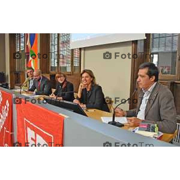 Foto Manzoni Tiziano/LaPresse 21-09-2022 Bergamo Italia - Cronaca - Dibattito FP-CGIL Smart working Pubblica Amministrazione da sx Marco Sironi Giacomo Angeloni, Daisy Pirovano Alessandra Gallone Roberto Rossi, segretario generale della FP-CGIL di Bergam