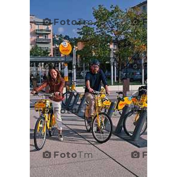 Foto Manzoni Tiziano/LaPresse 3-09-2022 Bergamo Italia - Cronaca -Stefano Zenoni, Assessore alla mobilità del Comune di Bergamo Liliana Donato, Direttore Generale ATB Pietro Peyron, Responsabile nextbike per l’Italia