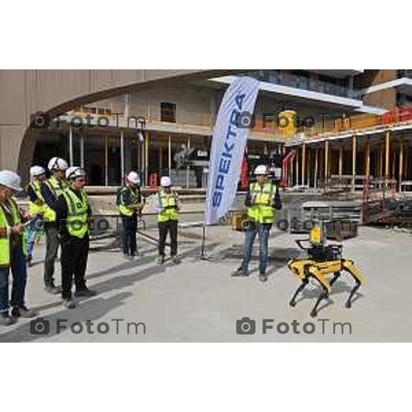 Foto Manzoni Tiziano/LaPresse 12-10-2022 Bergamo Italia - Cronaca - Chorus Life Bergamo: il primo test - in un cantiere edile d\'Italia - del cane robot "Spot"