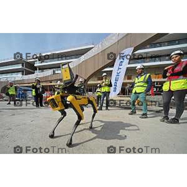 Foto Manzoni Tiziano/LaPresse 12-10-2022 Bergamo Italia - Cronaca - Chorus Life Bergamo: il primo test - in un cantiere edile d\'Italia - del cane robot "Spot"