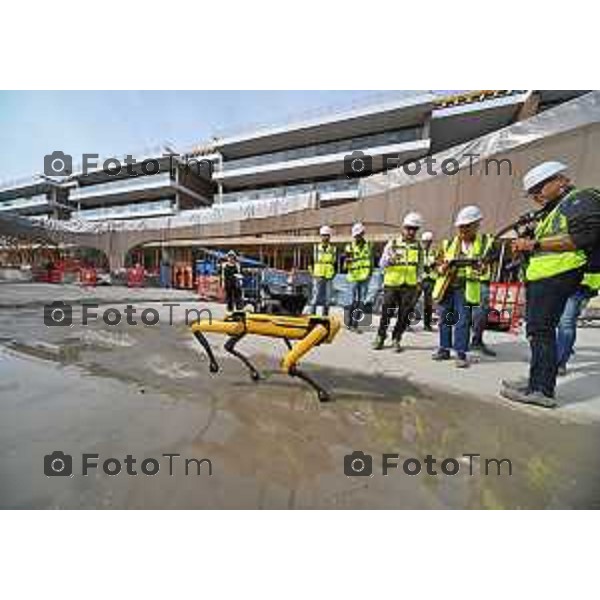 Foto Manzoni Tiziano/LaPresse 12-10-2022 Bergamo Italia - Cronaca - Chorus Life Bergamo: il primo test - in un cantiere edile d\'Italia - del cane robot "Spot"