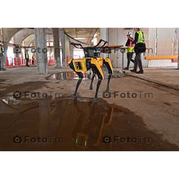 Foto Manzoni Tiziano/LaPresse 12-10-2022 Bergamo Italia - Cronaca - Chorus Life Bergamo: il primo test - in un cantiere edile d\'Italia - del cane robot "Spot"