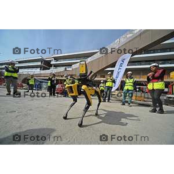 Foto Manzoni Tiziano/LaPresse 12-10-2022 Bergamo Italia - Cronaca - Chorus Life Bergamo: il primo test - in un cantiere edile d\'Italia - del cane robot "Spot"