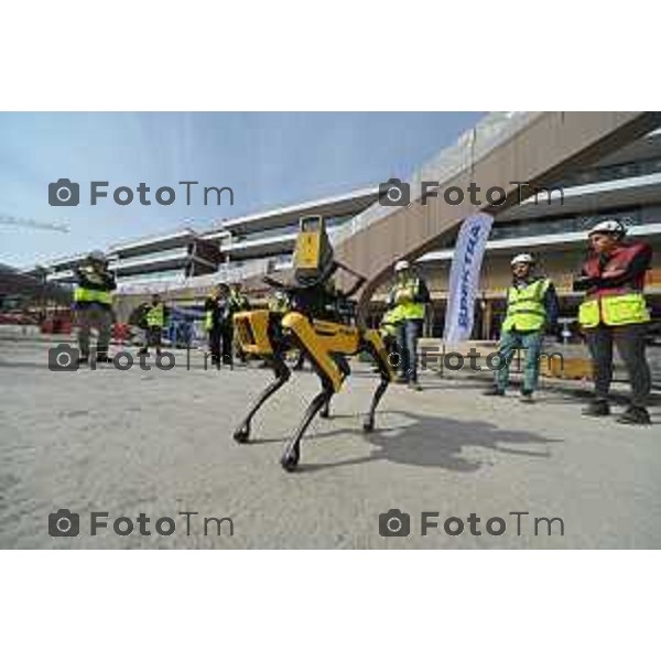 Foto Manzoni Tiziano/LaPresse 12-10-2022 Bergamo Italia - Cronaca - Chorus Life Bergamo: il primo test - in un cantiere edile d\'Italia - del cane robot "Spot"