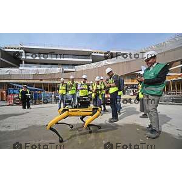 Foto Manzoni Tiziano/LaPresse 12-10-2022 Bergamo Italia - Cronaca - Chorus Life Bergamo: il primo test - in un cantiere edile d\'Italia - del cane robot "Spot"