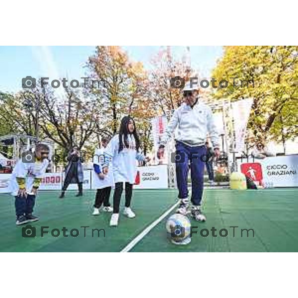 Foto Manzoni Tiziano/LaPresse 12-10-2022 Bergamo Italia - Cronaca - Settima tappa a Bergamo di un Campione per Amico, lmanifestazione italiana sportivo-educativo Adriano Panatta, Andrea Lucchetta, Ciccio Graziani e Martín Leandro Castrogiovanni