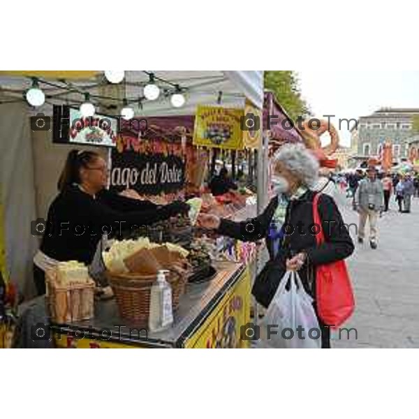 Foto Manzoni Tiziano/LaPresse 13-10-2022 Bergamo Italia - Cronaca - Bergamo Apertura Mercatanti 2022 street food