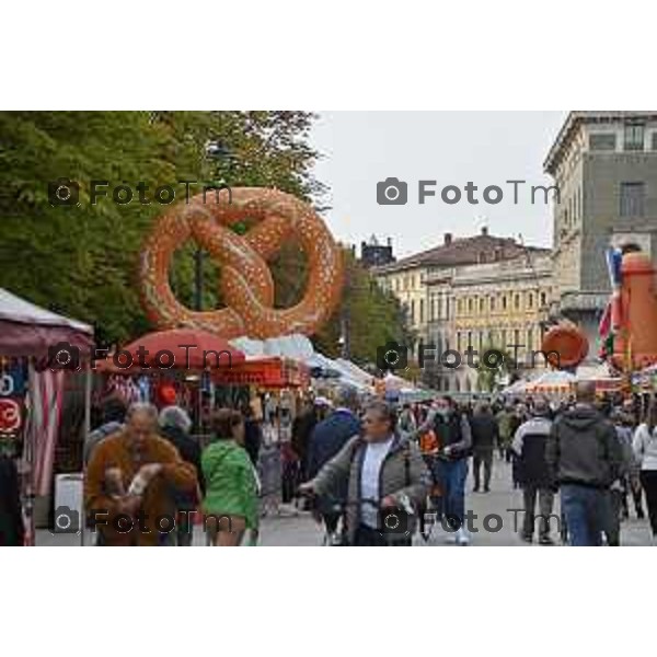 Foto Manzoni Tiziano/LaPresse 13-10-2022 Bergamo Italia - Cronaca - Bergamo Apertura Mercatanti 2022 street food