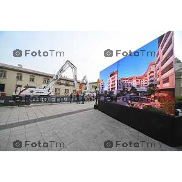 Foto Manzoni Tiziano/LaPresse 14-10-2022 Bergamo Italia - Cronaca - Demolition Day, la cerimonia della prima "pinzata" sugli edifici dell\'ex sede Italcementi a Bergamo