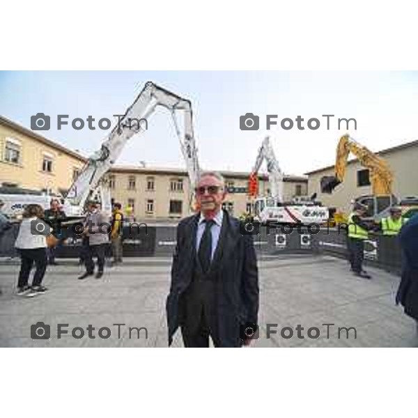 Foto Manzoni Tiziano/LaPresse 14-10-2022 Bergamo Italia - Cronaca - Demolition Day, la cerimonia della prima "pinzata" sugli edifici dell\'ex sede Italcementi a Bergamo Ferretti Padre