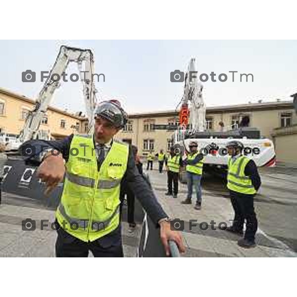 Foto Manzoni Tiziano/LaPresse 14-10-2022 Bergamo Italia - Cronaca - Demolition Day, la cerimonia della prima "pinzata" sugli edifici dell\'ex sede Italcementi a Bergamo