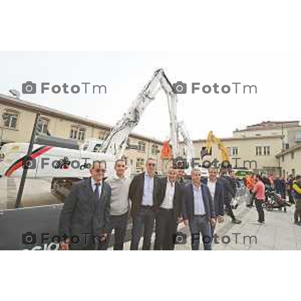 Foto Manzoni Tiziano/LaPresse 14-10-2022 Bergamo Italia - Cronaca - Demolition Day, la cerimonia della prima "pinzata" sugli edifici dell\'ex sede Italcementi a Bergamo