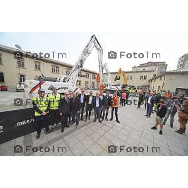 Foto Manzoni Tiziano/LaPresse 14-10-2022 Bergamo Italia - Cronaca - Demolition Day, la cerimonia della prima "pinzata" sugli edifici dell\'ex sede Italcementi a Bergamo