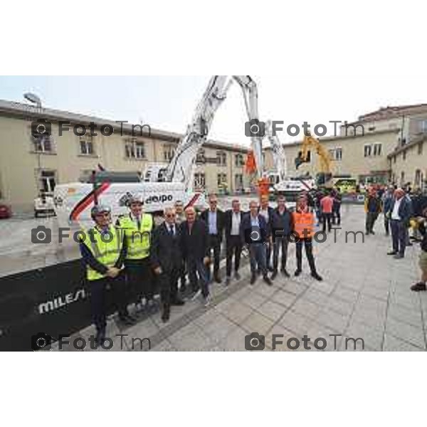 Foto Manzoni Tiziano/LaPresse 14-10-2022 Bergamo Italia - Cronaca - Demolition Day, la cerimonia della prima "pinzata" sugli edifici dell\'ex sede Italcementi a Bergamo