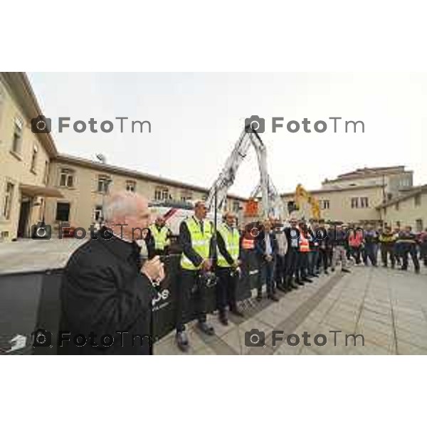 Foto Manzoni Tiziano/LaPresse 14-10-2022 Bergamo Italia - Cronaca - Demolition Day, la cerimonia della prima "pinzata" sugli edifici dell\'ex sede Italcementi a Bergamo