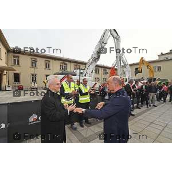 Foto Manzoni Tiziano/LaPresse 14-10-2022 Bergamo Italia - Cronaca - Demolition Day, la cerimonia della prima "pinzata" sugli edifici dell\'ex sede Italcementi a Bergamo