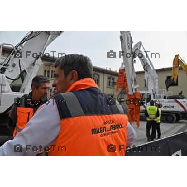 Foto Manzoni Tiziano/LaPresse 14-10-2022 Bergamo Italia - Cronaca - Demolition Day, la cerimonia della prima "pinzata" sugli edifici dell\'ex sede Italcementi a Bergamo