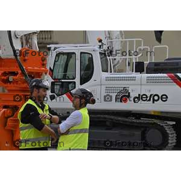 Foto Manzoni Tiziano/LaPresse 14-10-2022 Bergamo Italia - Cronaca - Demolition Day, la cerimonia della prima "pinzata" sugli edifici dell\'ex sede Italcementi a Bergamo