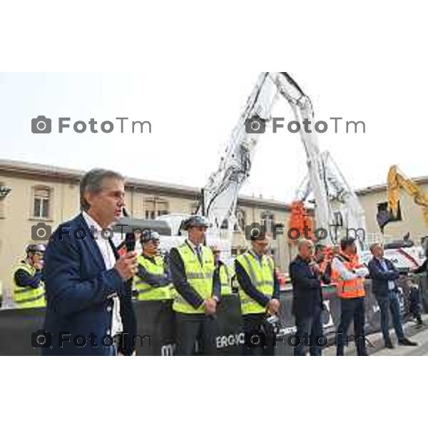 Foto Manzoni Tiziano/LaPresse 14-10-2022 Bergamo Italia - Cronaca - Demolition Day, la cerimonia della prima "pinzata" sugli edifici dell\'ex sede Italcementi a Bergamo