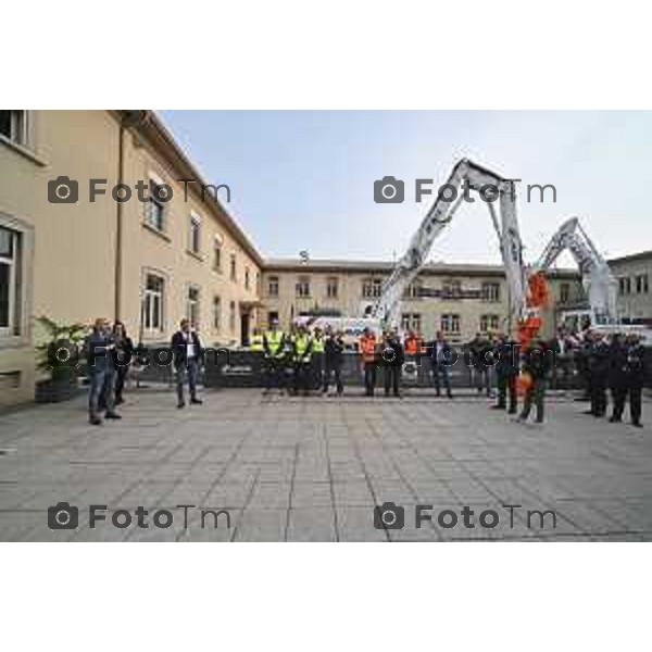 Foto Manzoni Tiziano/LaPresse 14-10-2022 Bergamo Italia - Cronaca - Demolition Day, la cerimonia della prima "pinzata" sugli edifici dell\'ex sede Italcementi a Bergamo