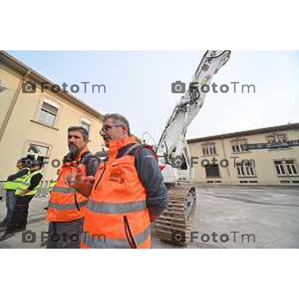 Foto Manzoni Tiziano/LaPresse 14-10-2022 Bergamo Italia - Cronaca - Demolition Day, la cerimonia della prima "pinzata" sugli edifici dell\'ex sede Italcementi a Bergamo