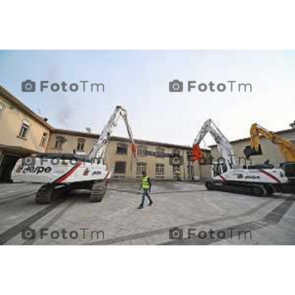 Foto Manzoni Tiziano/LaPresse 14-10-2022 Bergamo Italia - Cronaca - Demolition Day, la cerimonia della prima "pinzata" sugli edifici dell\'ex sede Italcementi a Bergamo