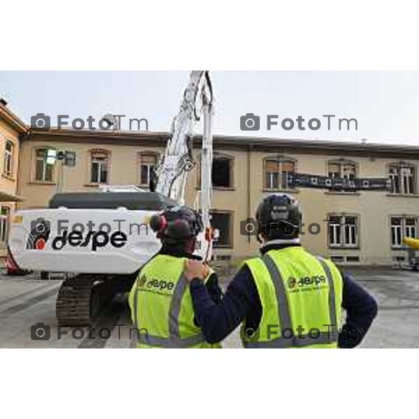 Foto Manzoni Tiziano/LaPresse 14-10-2022 Bergamo Italia - Cronaca - Demolition Day, la cerimonia della prima "pinzata" sugli edifici dell\'ex sede Italcementi a Bergamo