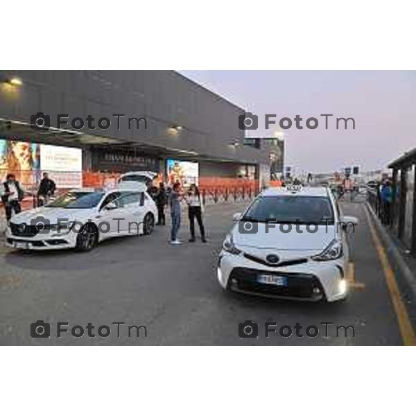 Foto Manzoni Tiziano/LaPresse 15-10-2022 Bergamo Italia - Cronaca - Bergamo Aeroporto servizio taxi