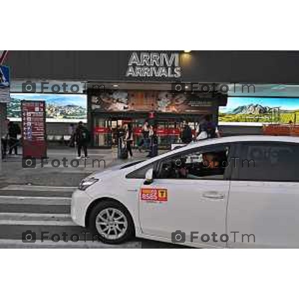 Foto Manzoni Tiziano/LaPresse 15-10-2022 Bergamo Italia - Cronaca - Bergamo Aeroporto servizio taxi