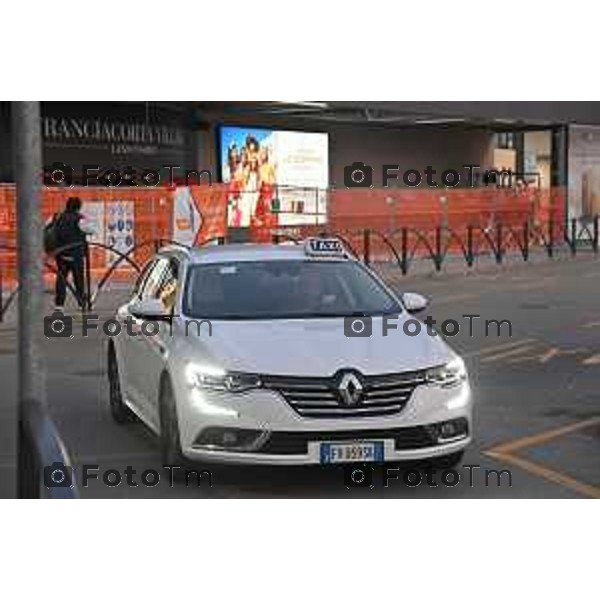 Foto Manzoni Tiziano/LaPresse 15-10-2022 Bergamo Italia - Cronaca - Bergamo Aeroporto servizio taxi