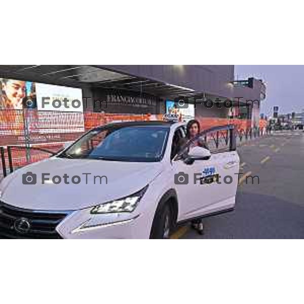 Foto Manzoni Tiziano/LaPresse 15-10-2022 Bergamo Italia - Cronaca - Bergamo Aeroporto servizio taxi donna tassista