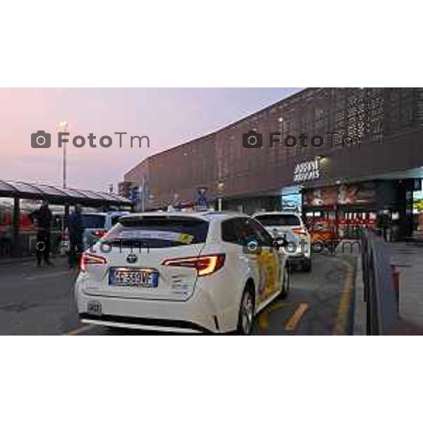 Foto Manzoni Tiziano/LaPresse 15-10-2022 Bergamo Italia - Cronaca - Bergamo Aeroporto servizio taxi