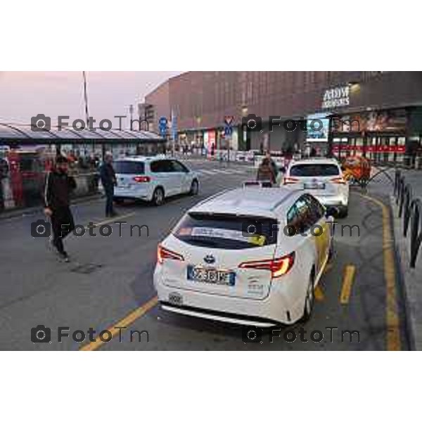 Foto Manzoni Tiziano/LaPresse 15-10-2022 Bergamo Italia - Cronaca - Bergamo Aeroporto servizio taxi