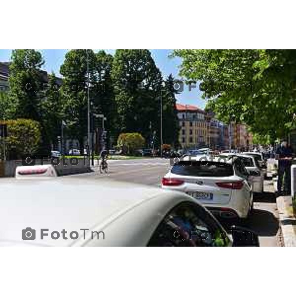 Nella foto I taxi a bergamo con le barriere antifiato per la fase due covid19 4 Maggio 2020 Tiziano Manzoni/