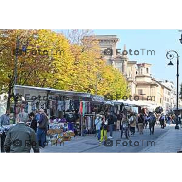 Foto Manzoni Tiziano/LaPresse 17-10-2022 Bergamo Italia - Cronaca - Bergamo Mercato sul Sentierone fronte Teatro